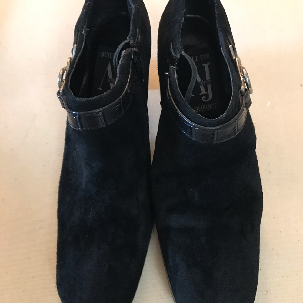 4/$25 Black faux suede ankle booties ⛈❄️